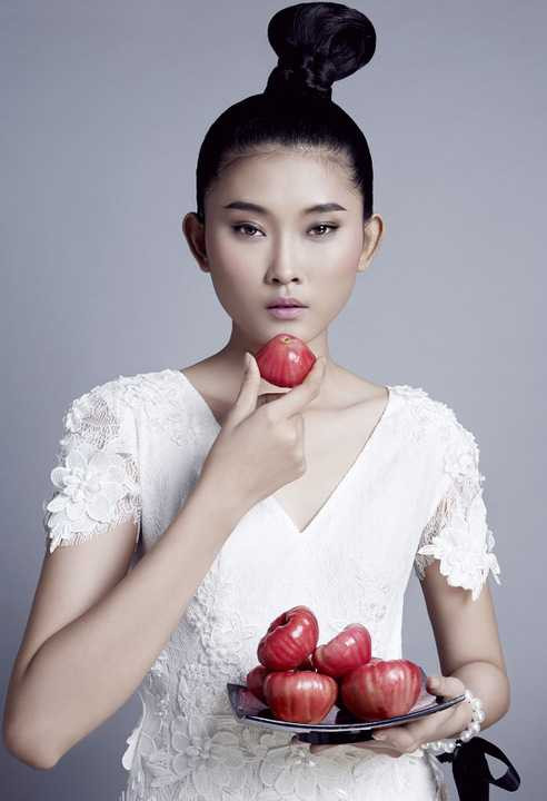 Các tín đồ thời trang nữ có thể chọn bộ đầm hở lưng với tà dập pli quý phái; Jumpsuit với ve cổ cách điệu và cổ tay đính lông thanh lịch, thướt tha hay một chiếc áo khoác nhẹ vừa có thể giữ ấm, vừa có thể làm điệu trong những ngày đầu năm có gió xuân se lạnh…