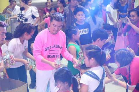 Được thành lập vào tháng 8/2014, trung tâm đào tạo nghệ thuật của Mr Đàm đã trở thành một trung tâm được đông đảo phụ huynh tín nhiệm trao gửi con mình học tại đây. 