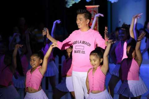 Tham dự buổi tiệc tất niên với chủ đề “Chú ếch đón xuân”, Mr Đàm ăn mặc rất đơn giản với quần jeans – áo thun. Anh có mặt khá sớm ở hậu trường để cùng chuẩn bị các khâu với nhân viên công ty. Chương trình còn có sự góp mặt của Phượng Vũ The Voice, Hà Vân X-Factor…và các tiết mục của CLB Chú ếch xanh và nhóm ABC Kids.