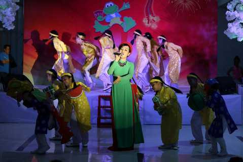 Trong buổi văn nghệ tất niên, Mr Đàm với cương vị là hiệu trưởng đã dành thời gian trò chuyện, tổng kết năm cũng như trao quà và học bổng cho các cá nhân xuất sắc của trung tâm trong năm 2015. Ngoài ra, anh cũng tặng một số phần quà và học bổng khuyến học cho các cựu thành viên có hoàn cảnh khó khăn.