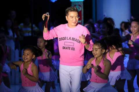 Đặc biệt, Mr Đàm còn gửi tặng các bạn thiếu nhi và phụ huynh một số ca khúc (Thành phố trẻ; Hãy đàn lên; Oh! Carol…). Sự máu lửa, nồng nhiệt của Đàm Vĩnh Hưng khiến các em thiếu nhi rất thích thú và phấn khởi. Rất nhiều em đã nán lại vây quanh “chú Hưng” sau khi chương trình kết thúc để được nhận quà Tết và chụp ảnh cùng.