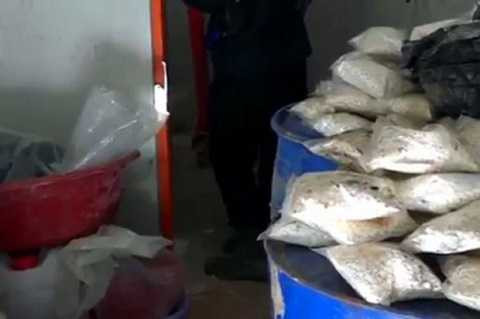 Bên trong căn cứ sản xuất thần dược của IS Bên trong căn cứ sản xuất thần dược của IS