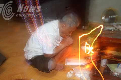 Thầy mo Thục đang đọc thần chú làm bùa yêu Thầy mo Thục đang đọc thần chú làm bùa yêu