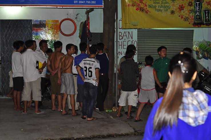 Người dân tập trung theo dõi tại hiện trường vụ án.