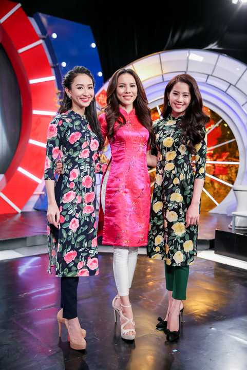 Không hẹn mà gặp, Hà Thu, Lệ Quyên, Nam Em đã bất ngờ hội ngộ tại Đà Nẵng. Với ba bộ áo dài xinh đẹp, rạng rỡ, những nhan sắc đến từ Sài thành đã mang đến một không khí tươi mới tại trường quay.