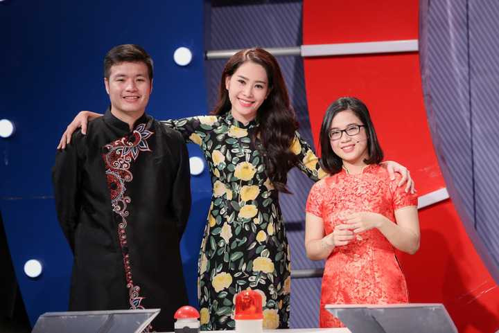 Bên cạnh Nam Em, á hậu Hà Thu và Lệ Quyên cũng rất duyên dáng và tinh nghịch. Các người đẹp không ngại làm xấu mình để đồng đội đoán trúng trong các phần chơi. Đây được coi là một trong những số ghi hình vui nhộn nhất tại trường quay.