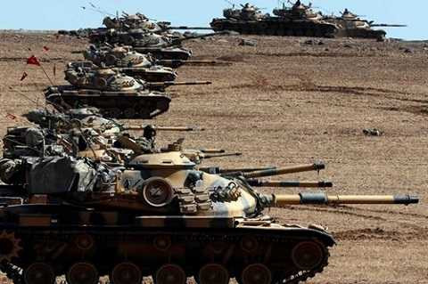 Xe tăng Thổ Nhĩ Kỳ áp sát biên giới với Syria