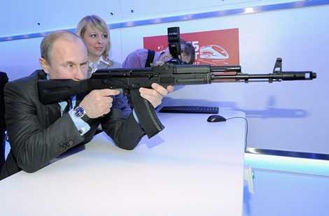 Tổng thống Nga Vladimir Putin cầm khẩu AK-74 tại triển lãm Đường sắt Nga