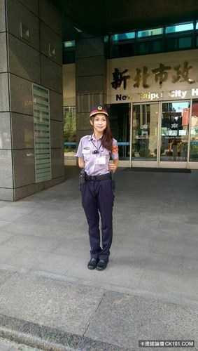 Theo tìm hiểu, được biết Huang Yichun đang làm việc tại Công an thành phố Tân Bắc, Đài Loan (Trung Quốc). Cô tốt nghiệp Học viện Cảnh sát Đài Bắc năm 2013 và từng làm việc ở thành phố này một thời gian trước khi chuyển ra Tân Bắc. 