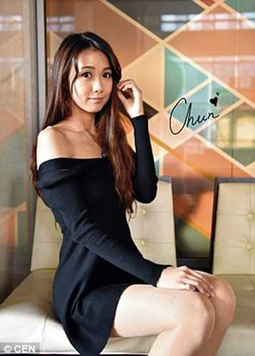 Ngoài công việc thú vị, điều khiến Huang Yichun cực hút fan là ngoại hình đẹp của cô. Không ít dân mạng đã khẳng định nữ cảnh sát chân dài này có thân hình của người mẫu. Huang Yichun cao 1m71, có thân hình mảnh mai và đặc biệt là đôi chân dài rất quyến rũ. 