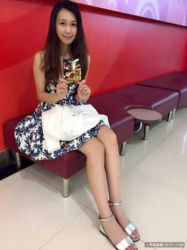 Khi Huang Yichun cởi bỏ bộ quân phục, diện những bộ cánh thời trang, váy áo nữ tính, đa phần mọi người đều nhận xét cô là một người mẫu, ca sĩ, diễn viên mà không phải cảnh sát. 