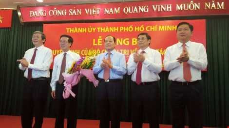 Ông Võ Văn Thưởng, người cầm hoa được phân công làm Trưởng Ban Tuyên giáo Trung ương