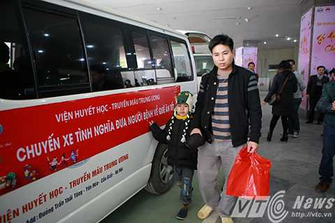 Ngày 5/2 (tức 27 tháng chạp), tại Viện huyết học truyền máu Trung Ương, hơn 20 bệnh nhi cùng người nhà đã được Ban giám đốc bệnh viện hỗ trợ những chuyến xe tình nghĩa đưa các em về quê đón tết cùng gia đình.