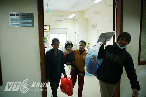 Chị Nguyễn Thị Thạo, (Phú Thọ) đang chuẩn bị quần áo cho con mình là bé Phạm Văn Chiến (2 tuổi) cùng chồng về quê đón tết trên chuyến xe tình nghĩa. 