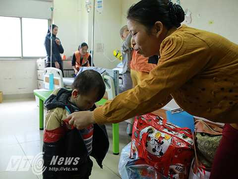 Khi được bệnh viện bố trí cho xe về nhà, tôi cảm thấy rất hạnh phúc vì mong muốn của tôi và cháu là được về quê đón tết.