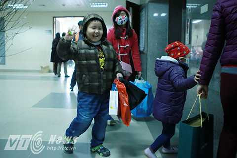 Được về quê đón tết, các em nhỏ đều có chung một tâm trạng phấn khởi.