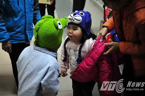 Nhưng cũng không quên chào tạm biệt những người bạn phải ở lại đón tết trong viện.