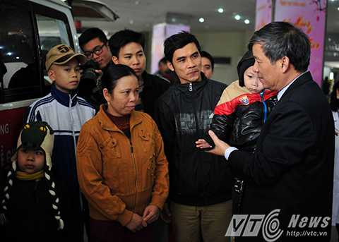 Theo Giáo Sư, Tiến Sĩ Nguyễn Anh Trí: “Đây là năm nay là lần đầu tiên viện Huyết học truyền máu trung ương tổ chức chuyến xe tình nghĩa đưa những bệnh nhân đang nằm ở viện về quê ăn Tết. Có khoảng 20 bệnh nhân, những bệnh nhân nghèo, bệnh nhân dùng phác đồ điều trị hôm nay kết thúc và những người nhà ở xa bến xe.” 