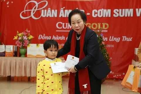 Phó chủ tịch nước tặng quà cho các bệnh nhi.