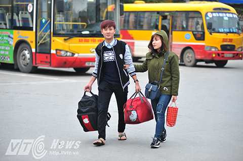 Chiều 5/2, kết thúc ngày làm việc của năm Ất Mùi, rất nhiều người dân khăn gói chuẩn bị đồ đạc để lên đường về quê đón tết với gia đình. 