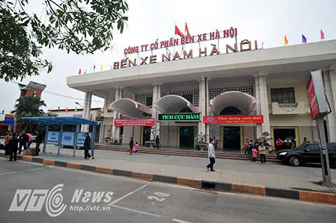 Theo ghi nhận của PV, tại hai bến xe lớn của Thành phố là Giáp Bát và Mỹ Đình, dù vào khung giờ cao điểm tuy nhiên lượng người dân đổ về hai bến xe này không quá đông.