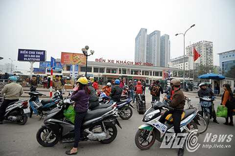 Tại khu vực bến xe Mỹ Đình, lượng người dân đổ về bến không quá đông. Một lãnh đạo bến xe Mỹ Đình cho biết, một số lượng lớn hành khách là sinh viên đã về quê do được nghỉ tết sớm nên đã không xảy ra tình trạng quá tải vào những ngày này.