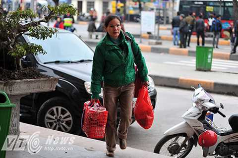 Trao đổi với PV, lãnh đạo bến xe Giáp Bát cho biết, trong những ngày cao điểm người dân về quê đón Tết, bến xe bố trí 100% cán bộ, công nhân viên để phục vụ tới hành khách cuối cùng, đồng thời cũng tăng chuyến các nhà xe để đảm bảo nhu cầu đi lại của nhân dân.