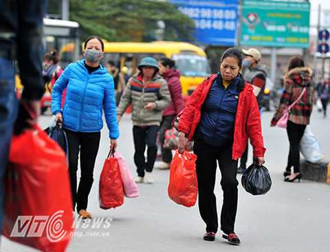 Người dân khăn gói về quê sau khi kết thúc ngày làm việc cuối cùng.