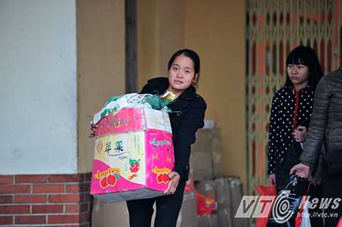 Do đợt nghỉ tết kéo dài nhiều ngày nên người dân thường mang theo nhiều đồ để về quê ăn tết.