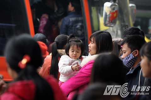 Nhiều em nhỏ theo cha mẹ về quê đón tết