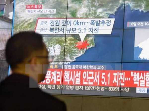 Người dân Hàn Quốc theo dõi bản tin về những rung chấn của động đất gần bãi thử hạt nhân Punggye-ri của Triều Tiên