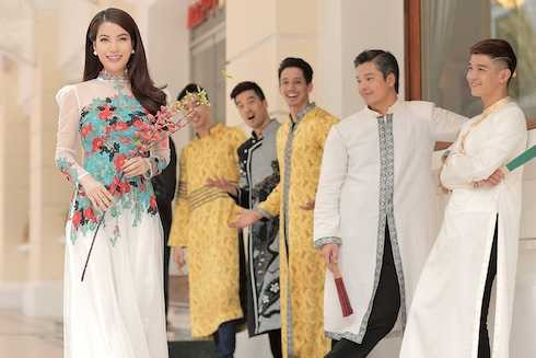 Trương Ngọc Ánh khoe vẻ sexy với áo dài xuyên thấu bên dàn mỹ nam. Trương Ngọc Ánh khoe vẻ sexy với áo dài xuyên thấu bên dàn mỹ nam.