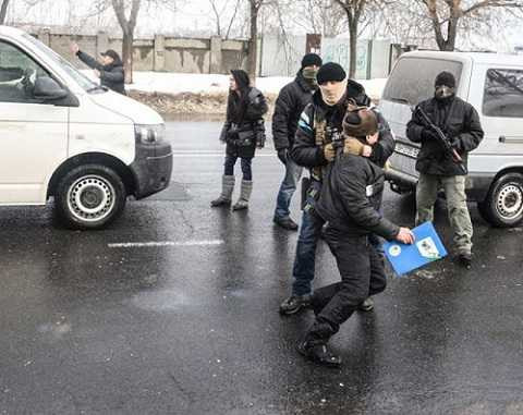 Lực lượng đặc nhiệm thuộc Cơ quan An ninh Ukraine bắt giữ người Việt ở khu dân cư Làng Sen, Odessa hôm 28/1/2016