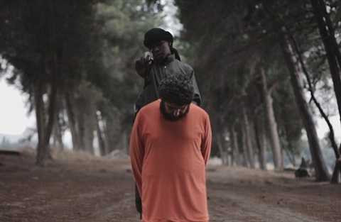 Đao phủ nhí giơ dao và lớn tiếng đe dọa Hoa Kỳ