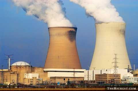 Người làm việc trong nhà máy điện hạt nhân - Lương trung bình năm: 75.650 USD. Điều khiển và thay thế, vận hành các thiết bị trong nhà máy điện hạt nhân luôn đòi hỏi trình độ chuyên môn cao cũng như khả năng làm việc tập trung cao độ. 