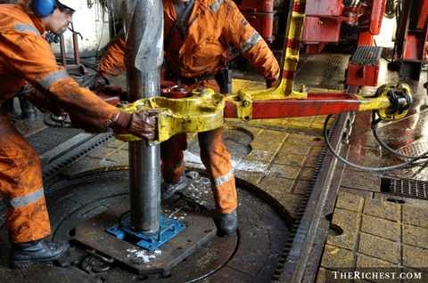 Công nhân khoan giếng dầu- Lương trung bình năm: 101.000 USD. Có thể nói, dầu mỏ là nguồn tài nguyên quý giá của thế giới. Người ta chi hàng tấn tiền để phục vụ cho công tác khai khoáng. Người làm nghề khoan giếng dầu thường phải lênh đênh trên biển nhiều ngày hoặc phải sống trong sa mạc khô cằn