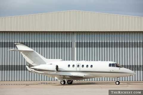 Người điều khiến máy bay chiếm hữu - lương trung bình năm: trên 100.000 USD. Có một nghề nghiệp ở Mỹ khá nổi tiếng đó là nghề phi công chiếm hữu, những người này được các ngân hàng thuê lại để kiểm tra những máy bay gán nợ của các hãng hàng không. Người này phải chịu trách nhiệm kiểm tra độ an toàn và phải sẵn sàng ứng phó với các tình huống xấu nhất về chất lượng chuyến bay