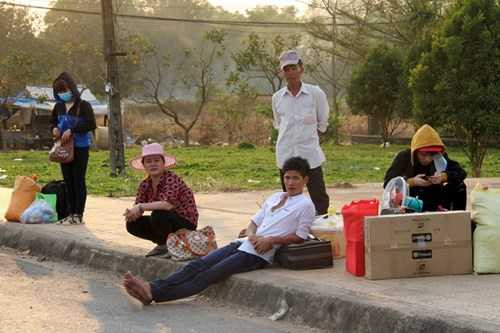 Quá mệt mỏi, nhiều người ngồi bệt xuống lề đường. Tôi làm công nhân ở Khu công nghiệp Bàu Xéo, vừa được công ty cho nghỉ Tết, tôi ra bắt xe về quê liền, nam thanh niên quê Cà Mau cho biết.