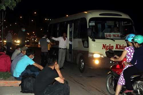 Nhiều hãng xe đón khách ngay trên quốc lộ qua khu vực Amata (TP Biên Hòa) tối 4/1. Tụi em định mai mới về nhưng nhớ nhà quá, về sớm chừng nào hay chừng đó nên dù tối vẫn ra đây bắt xe về quê, nữ công nhân nói. 