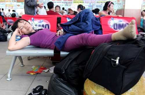 Chị Thu Thi, công nhân, quê Quảng Ngãi cho biết xe 15h khởi hành nhưng 9h sáng chị đã có mặt tại bến. Mình sợ trễ xe nên ra sớm đợi. Chờ lâu chút cũng được vì Tết mà, cứ nôn nao khó chịu nên dậy từ sớm chạy ra bến chờ xe luôn, vừa nói xong, chị tranh thủ ngả lưng xuống ghế.