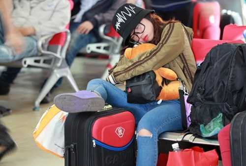 Một cô gái ngủ gật lên balo, chân gác lên hành lý. Theo họ, vừa ngủ vừa ôm chặt đồ hoặc gác chân canh lên hành lý vì sợ mất cắp. Có ai động vô đồ là mình biết ngay, một nữ sinh viên quê Bình Định chia sẻ.