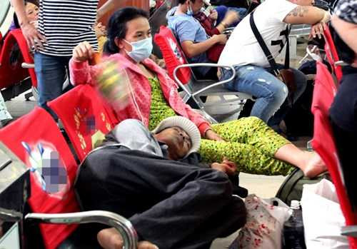 Bà Thanh Mỹ, vợ người đàn ông cho biết những ngày cận Tết chồng bà phải làm việc nhiều để về quê nên ra đến bến xe đã ngáp dài. Tui kêu ổng gối đầu mà ngủ một chút, chờ lên xe ngủ tiếp, người đàn bà vừa quạt cho chồng vừa nói.