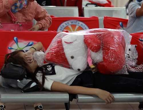 Giấc ngủ của một cô gái ở bến xe.