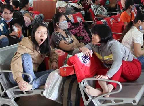 Nếu không ngủ, nhiều người chọn cách trò chuyện giết thời gian như hai người bạn quê Bình Định này. Tuy nhiên họ cũng thi nhau ngáp dài tỏ vẻ mệt mỏi.