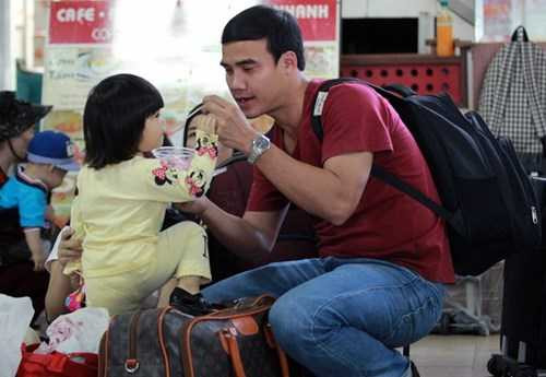 Anh Huế, quê Phú Yên không tìm ra nơi ngồi chờ đành ngồi dưới nền đút con ăn. Cực xíu thôi nhưng về quê được là vui rồi. Niềm háo hức nó át cả sự mệt mỏi, anh này vui vẻ nói.