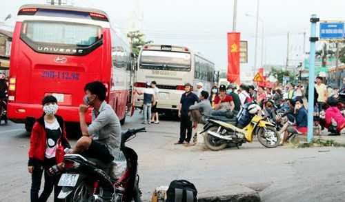 Trong khi đó, tại Đồng Nai - nơi có nhiều khu công nghiệp, hàng nghìn công nhân đổ ra đường đón xe về quê. Ngã 3 Trị An, xã Bắc Sơn, huyện Trảng Bom trở nên bát nháo khi thành bến cóc. Anh Hậu (quê Thái Bình) cho biết đã đợi hơn 3 giờ nhưng xe vẫn chưa đến. Do ở xa nên tôi đã nhờ người mua vé ở TP HCM. Nhà xe dặn ra đây đứng đợi, sợ trễ không có xe về nên tôi ra sớm cả mấy tiếng, anh nói.