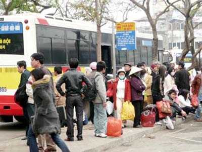 Bến xe là nơi rất dễ xảy ra nạn móc trộm tiền, tài sản, tư trang cá nhân...