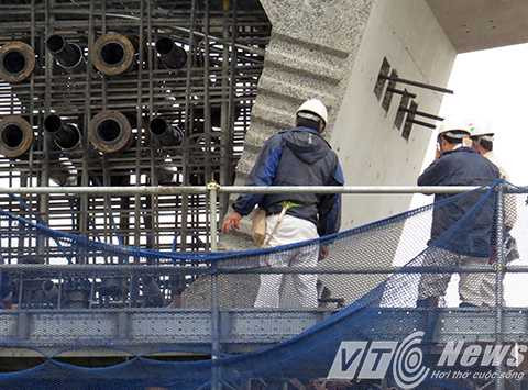 Mặc cho Tết Nguyên đán đang cận kề, các chuyên gia, cán bộ, kỹ sư, công nhân vẫn đang miệt mài lao động để đẩy nhanh tiến độ dự án