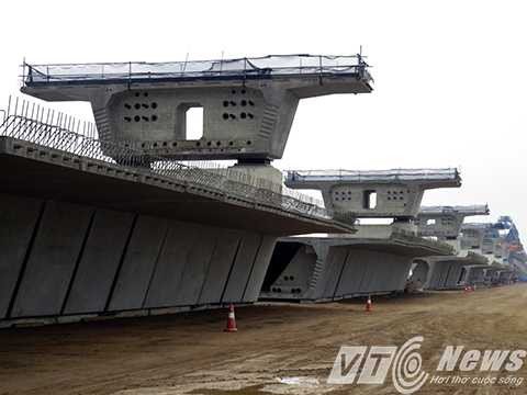 Tổng chiều dài cầu gồm 75 nhịp, mỗi nhịp dài 60 m, sử dụng công nghệ lao lắp cùng lúc 19 đốt dầm.