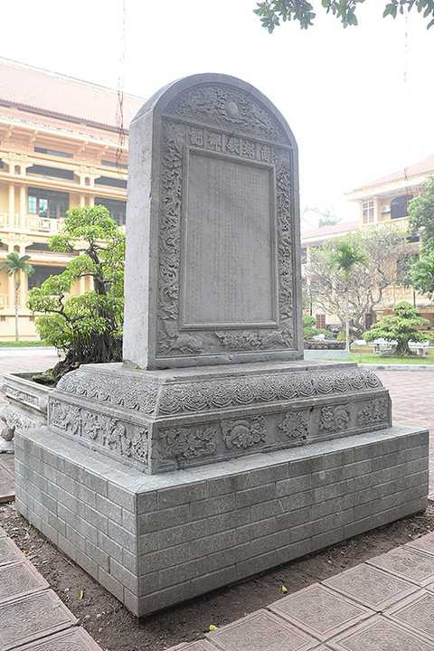 Bia điện Nam Giao là một trong những di vật có giá trị nhất còn lại của điện Nam Giao. Bia được dựng năm thứ 4, niên hiệu Vĩnh Trị, đời vua Lê Hy Tông (1679). Thân bia trang trí các đề tài đặc trưng của nghệ thuật thời Lê Trung Hưng và khắc bài ký điện Nam Giao cho biết rõ về ý nghĩa lịch sử và quá trình xây dựng điện - nơi vua và triều thần tiến hành đại lễ cầu quốc thái dân an vào đầu xuân hàng năm. Chứng kiến những thăng trầm lịch sử, bia đá Nam Giao là bằng chứng sống động về những giá trị thiêng liêng của Quốc lễ truyền thống. Bia điện Nam Giao là một trong những di vật có giá trị nhất còn lại của điện Nam Giao. Bia được dựng năm thứ 4, niên hiệu Vĩnh Trị, đời vua Lê Hy Tông (1679). Thân bia trang trí các đề tài đặc trưng của nghệ thuật thời Lê Trung Hưng và khắc bài ký điện Nam Giao cho biết rõ về ý nghĩa lịch sử và quá trình xây dựng điện - nơi vua và triều thần tiến hành đại lễ cầu quốc thái dân an vào đầu xuân hàng năm. Chứng kiến những thăng trầm lịch sử, bia đá Nam Giao là bằng chứng sống động về những giá trị thiêng liêng của Quốc lễ truyền thống.